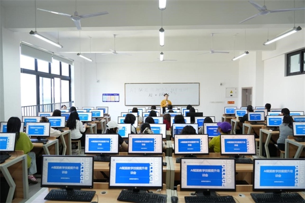 成都银杏酒店管理学院举办AI赋能行政办公效率提升专题培训