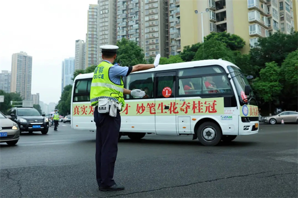 成都交警：6月8日至10日接送考生车辆提前申报后不限行