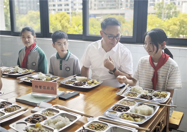 心愿卡兑现！鹏程小学六年级学子与校长共进午餐