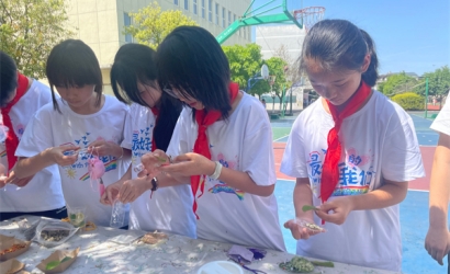 暑假手抄报成家长“课后题”，小学能取消手抄报、绘画等手