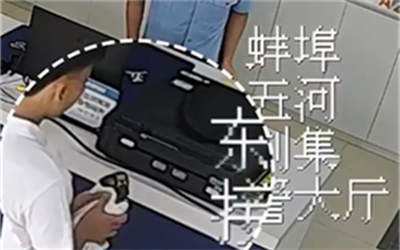小学生捡到红隼用衣服裹好送派出所