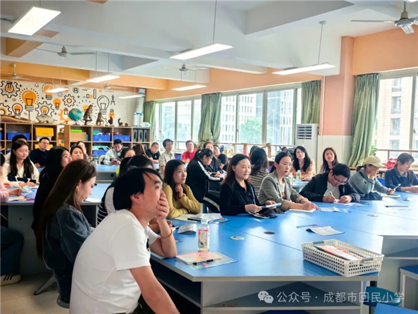 畅通沟通桥梁 回民小学二年级新学期家长会顺利召开