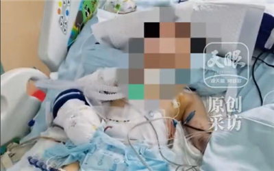 男孩坠楼奇迹生还父母给医院送锦旗