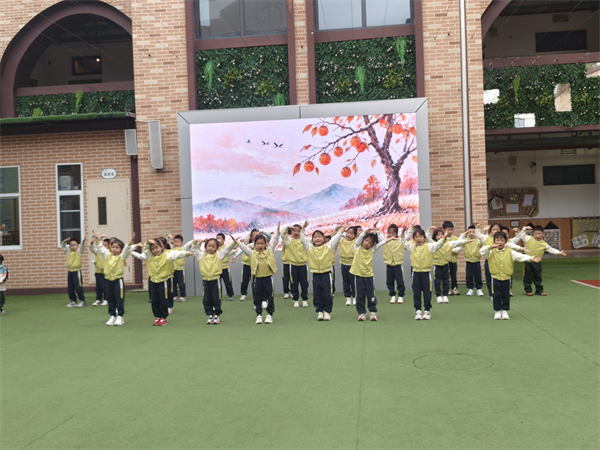 霜落秋意浓，成都五幼浣花园萌娃国旗下话“霜降”